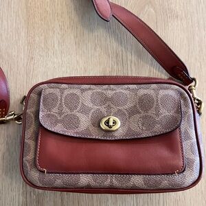 Coach Willow Camera Crossbody In Coated Canvas Signature Tan